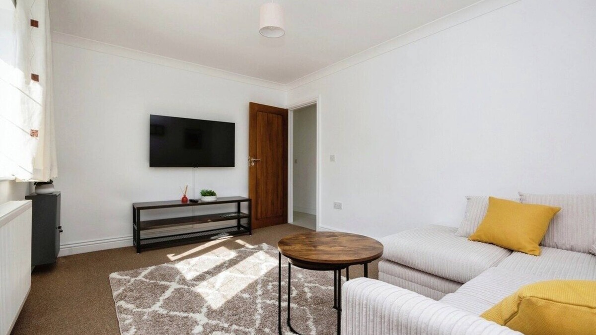 Guildford House | Home in Guildford 4 bed room