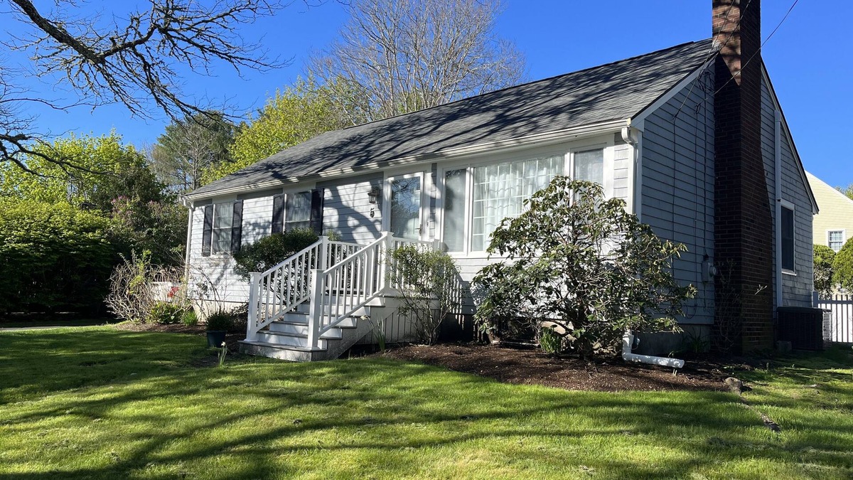 Mattapoisett Center House | Home in Mattapoisett Village, walk to beach, town, pub/Inn general store.