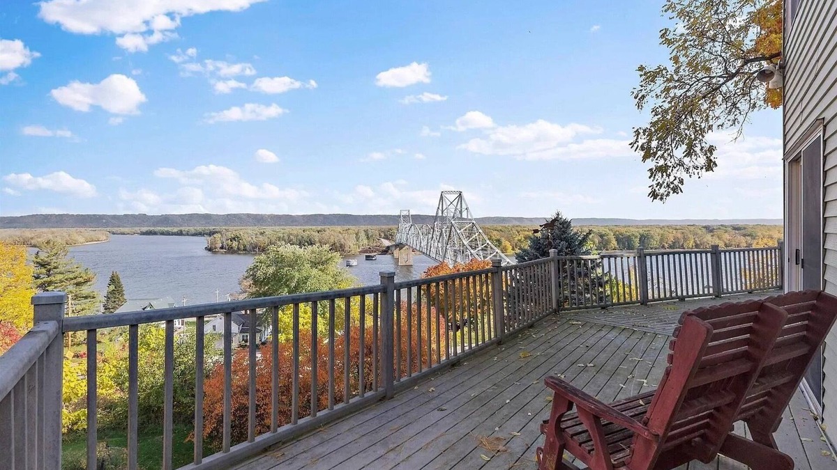 Lansing House | Home in quaint river town with awe-inspiring view of the beautiful Mississippi