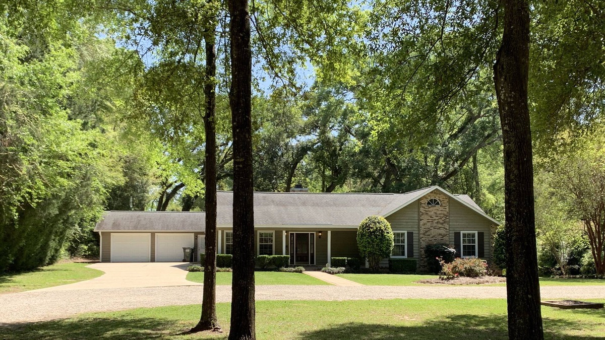 Fairhope House | “Home" in safe neighborhood with private SW pool under grand grand live oaks