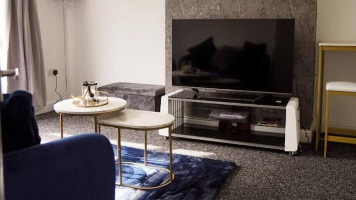Speke House | Home in Speke- 8 mins walk to airport