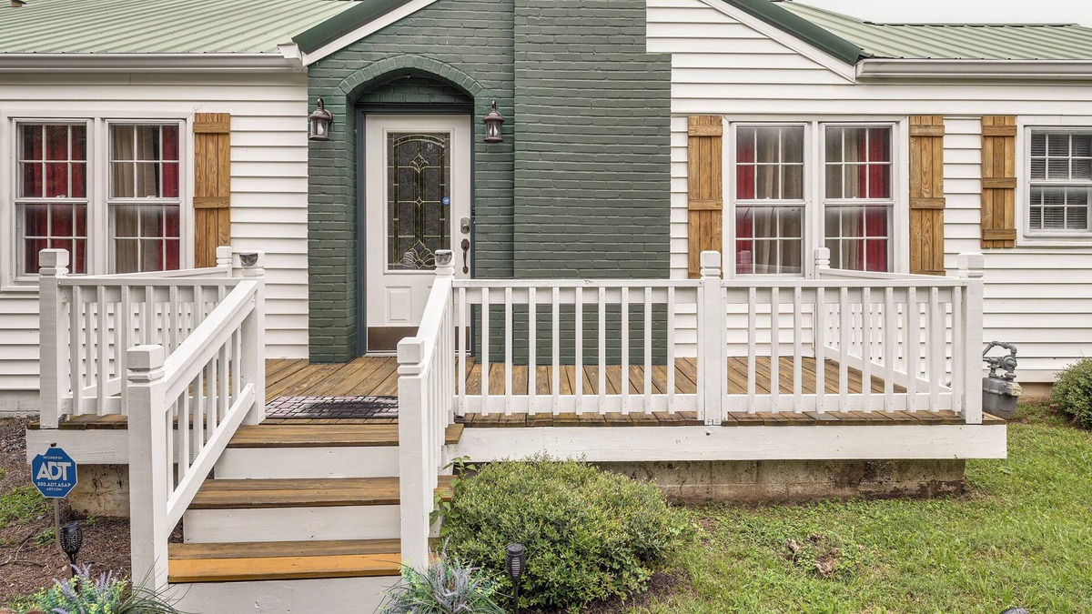 Temple House | Home in Temple w/ Screened Porch + Gas Fireplace!