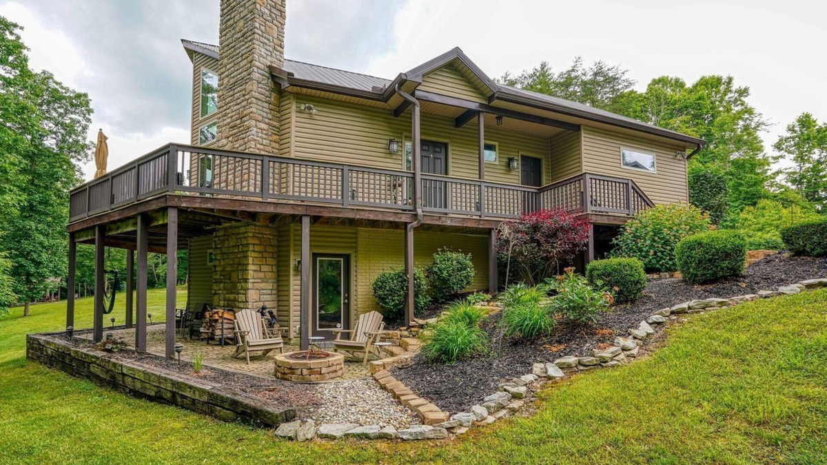 Carbon Hill House | Home in the Hills on 35 acres with private trails near Hocking Hills