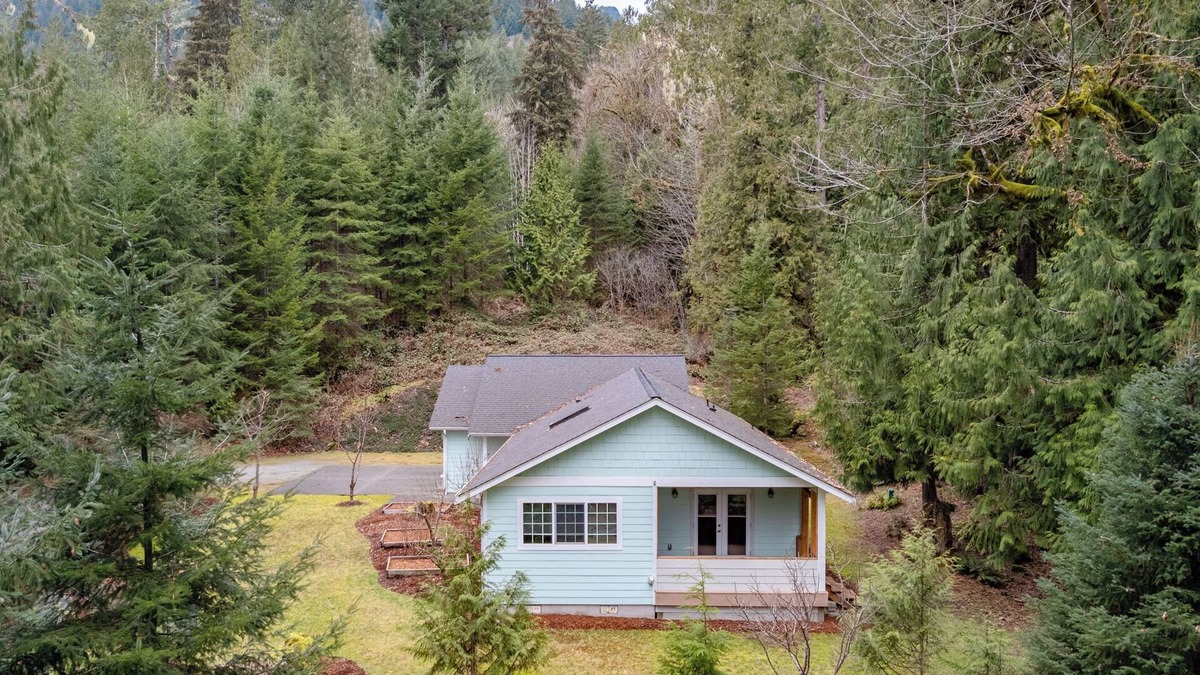 Rockport House | Home in the woods with private Creek & Hot tub near North Cascades National Park