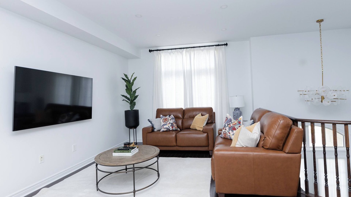 Vaughan House | Home in Vaughan, Modern 3BR Home in Vaughan w/Patio & Grill