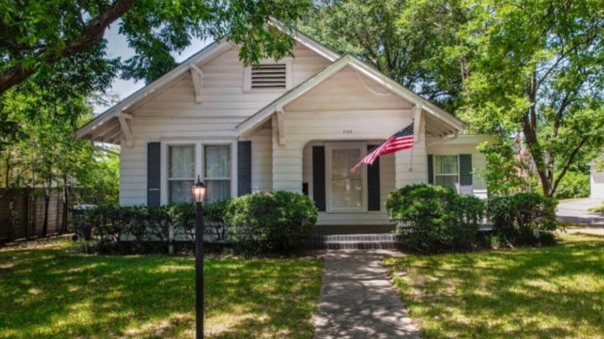 Ardmore House | Home is located the historic part of Ardmore Oklahoma