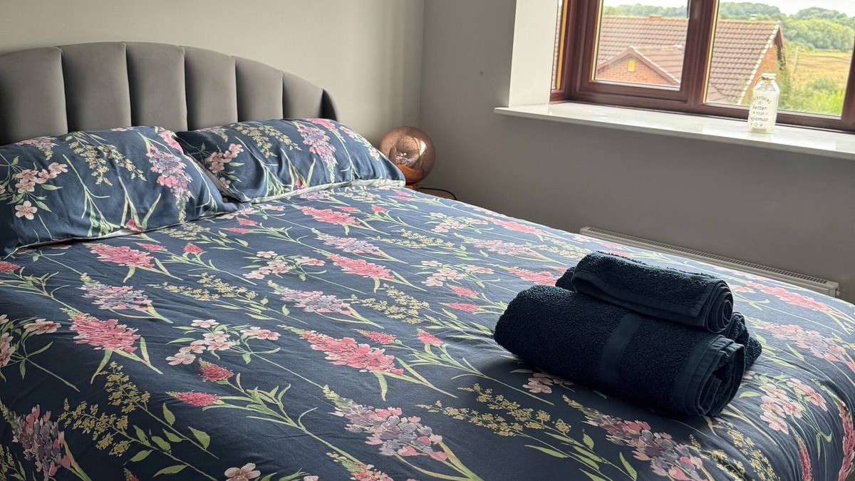 Pontefract House | Home-like 2-bedroom house with EV Charger & WiFi in Pontefract