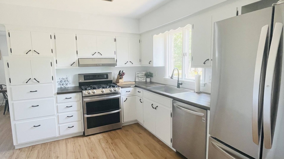 McHenry House | Home movie theater, channel front,Fox River&Chain O'Lakes access- by Downtown!