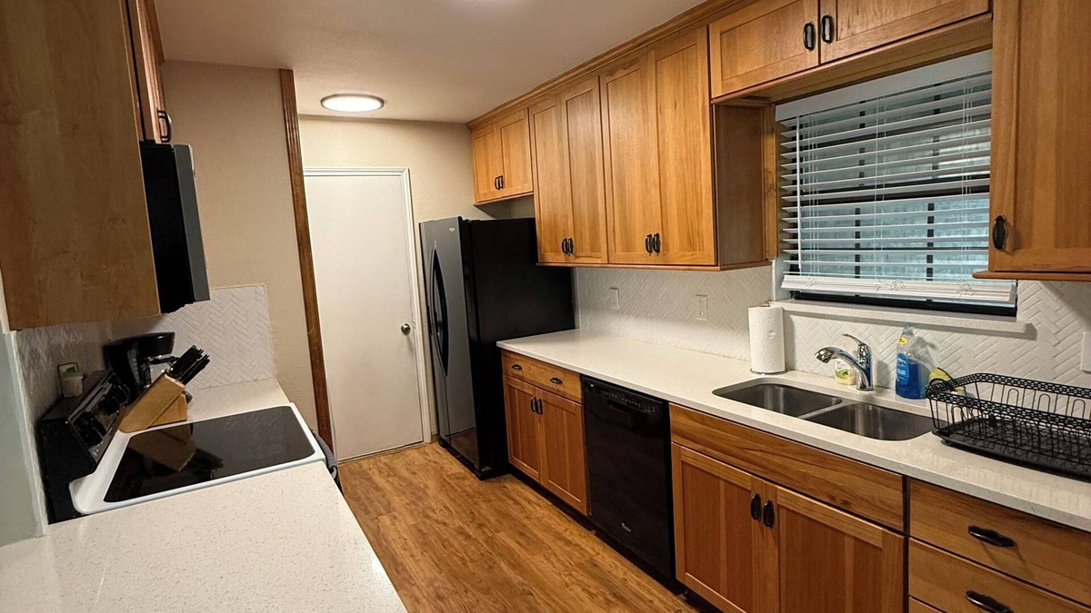 Temple House | Home near Lake and Downtown Beltonn
