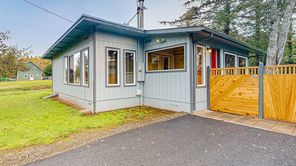 Coos Bay House | Home near the ocean with wood stove, large yard, washer/dryer, streaming, patio