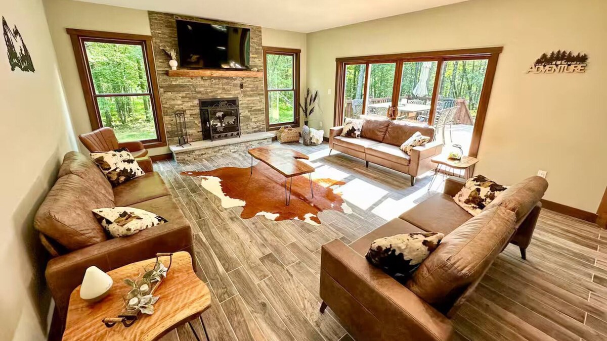 Wilkes-Barre House | Home on 6 Acres, Privacy Amazing-Hot Tub-Game Rm-Fire Pit-Sleeps 16