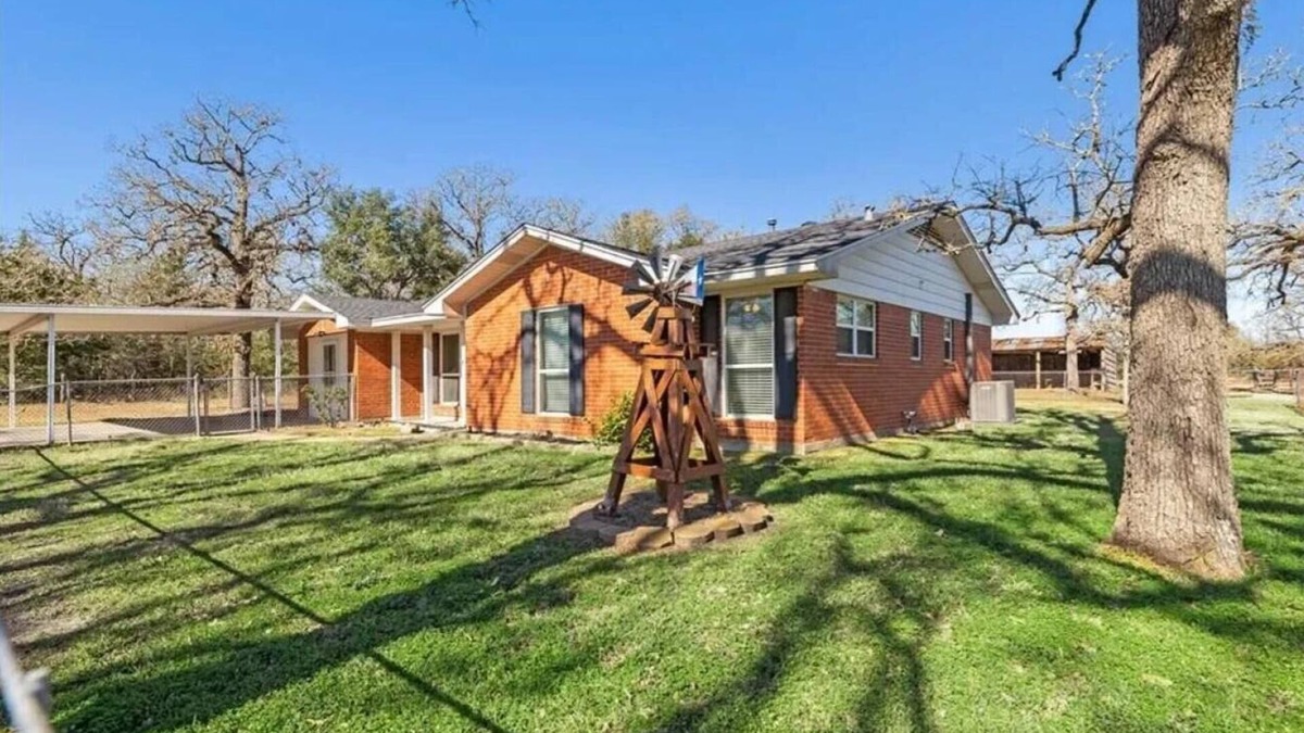 Wellborn House | Home on 6 acres in College Station, TX. Perfect for multiple families.
