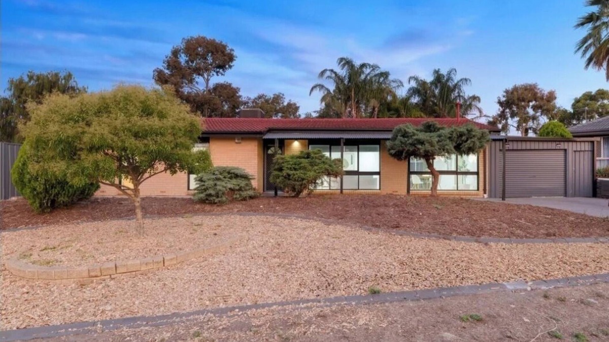Redwood Park House | Home on Carob is within walking distance to pub, local shopping centre, bus stop