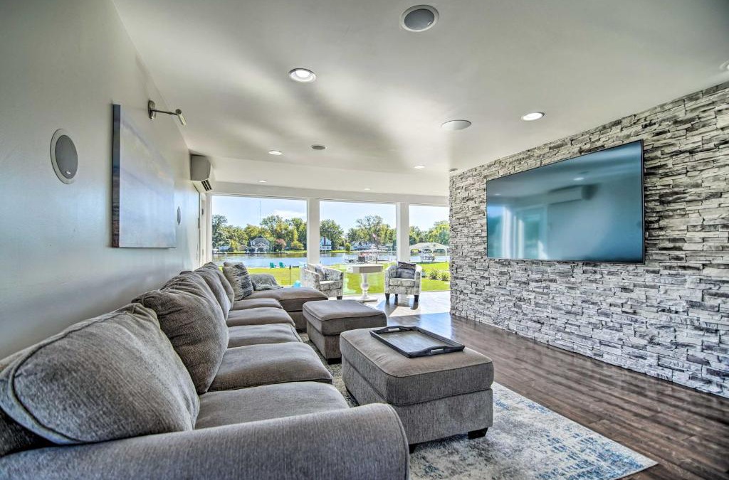McHenry House | Home on Fox River Modern Decor Style!