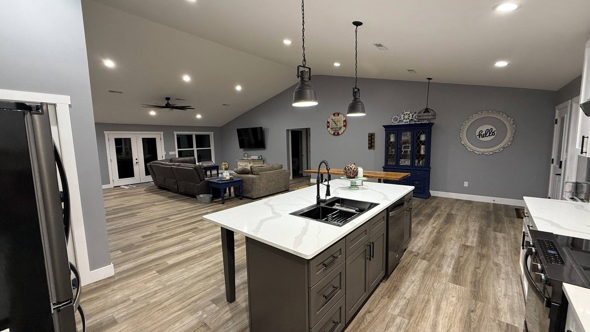 Cadiz House | “Home On The Hill"nnThis new vacation rental will not disappoint! Lake front!