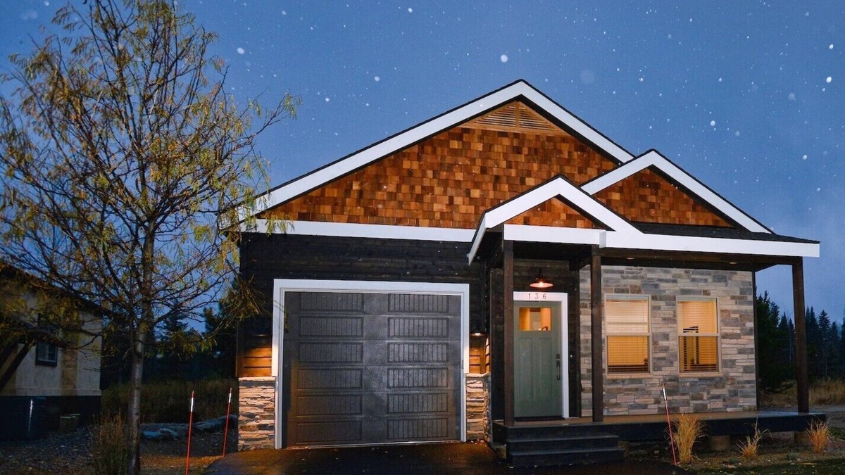 McCall House | Home on the Range - Premium Golf Course Home - Pet Friendly - Upgraded Finishes