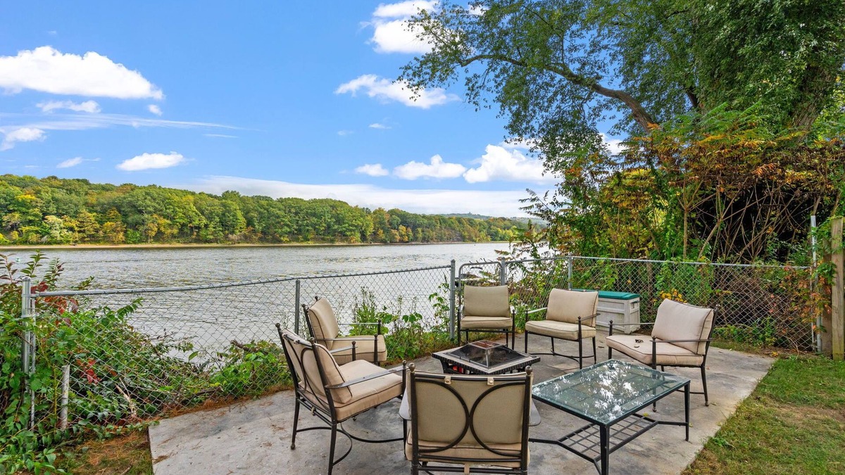 Waterford Apartment | Home on the River - stunning views and Comfy Beds