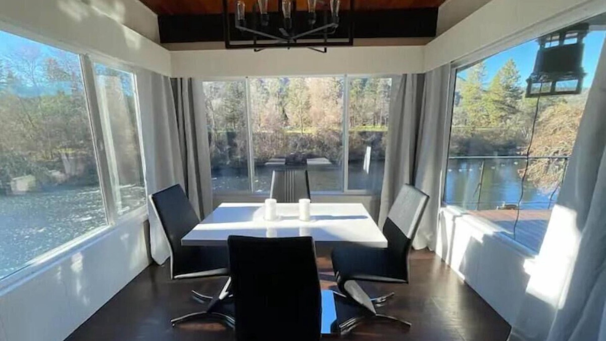 Gold Hill House | Home on the River