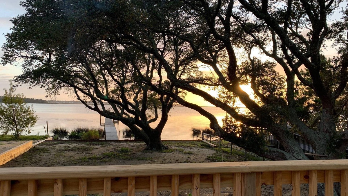 Colington House | Home on the Sound with Private Pier.Amazing Sunsets on Bay Drive. Close to beach