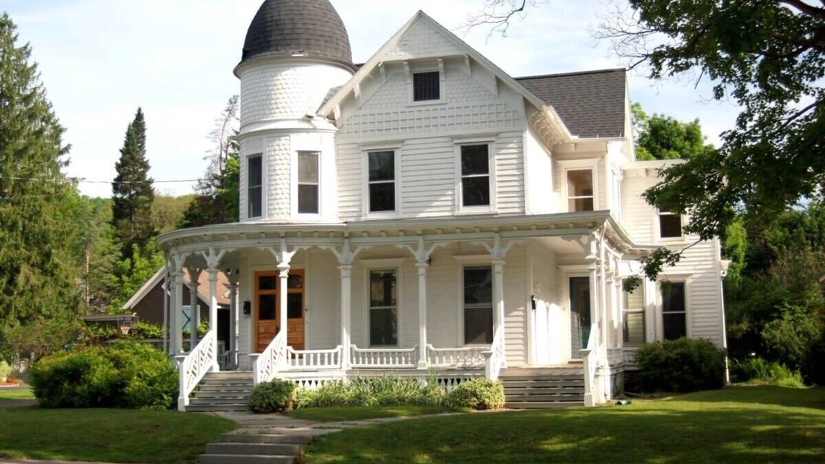Oneonta Apartment | Home Run Apt 2 All Star Baseball Rentals