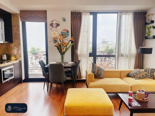 Van Mieu Apartment | Home suites -Natural light -Projector -Spacious - 2BR incenter