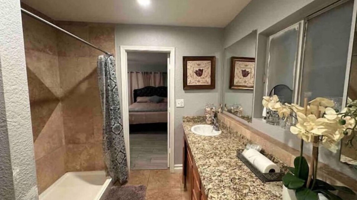 Sunrise Manor House | Home Sweet Home/Pool and Jacuzzi Available