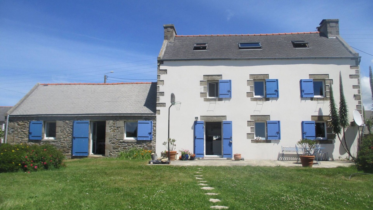 Lampaul-Plouarzel House | home to gulls and blue shutters