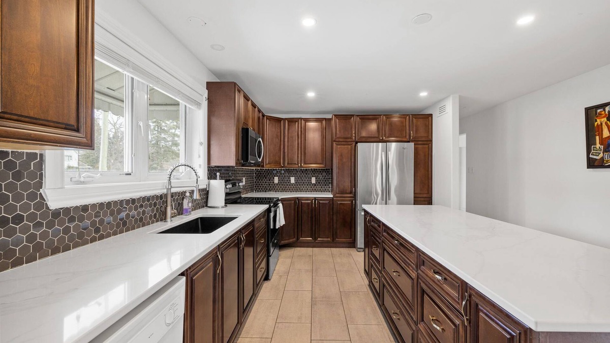 Westboro House | Home w hot tub/4 beds/4 car parking/1845 sq. ft.