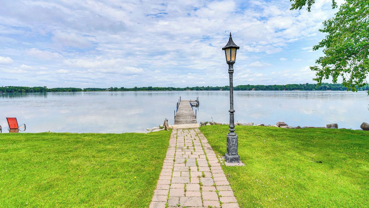 Howard Lake House | Home w/Hot Tub & Dock on Howard Lake!