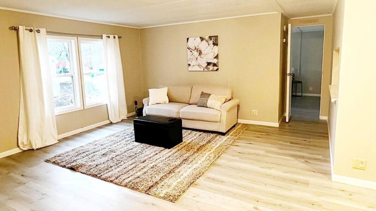 Leo-Cedarville House | Home w/Master King Suite And Garage