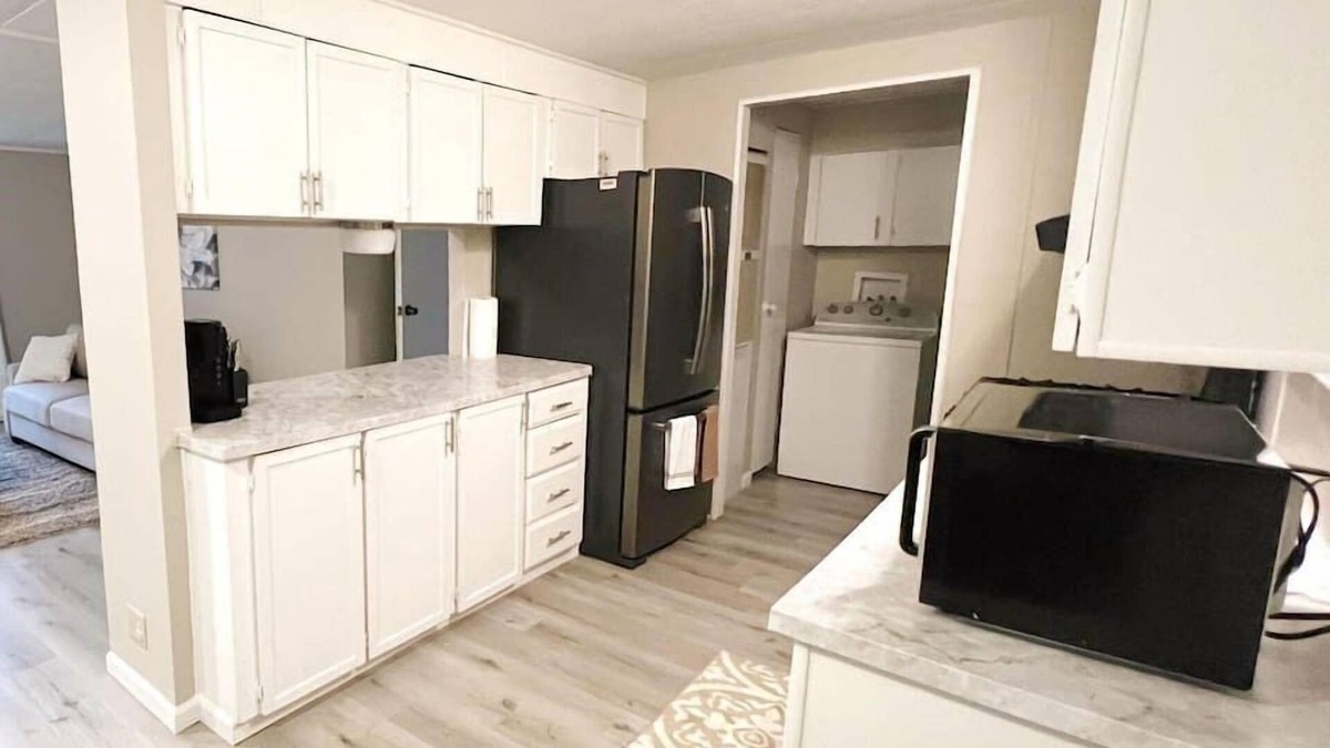 Leo-Cedarville House | Home w/Master King Suite And Garage