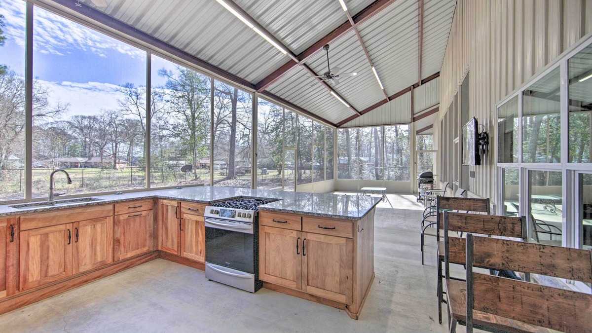 Hemphill House | Home w/Screened Porch - Near Toledo Bend Lake!