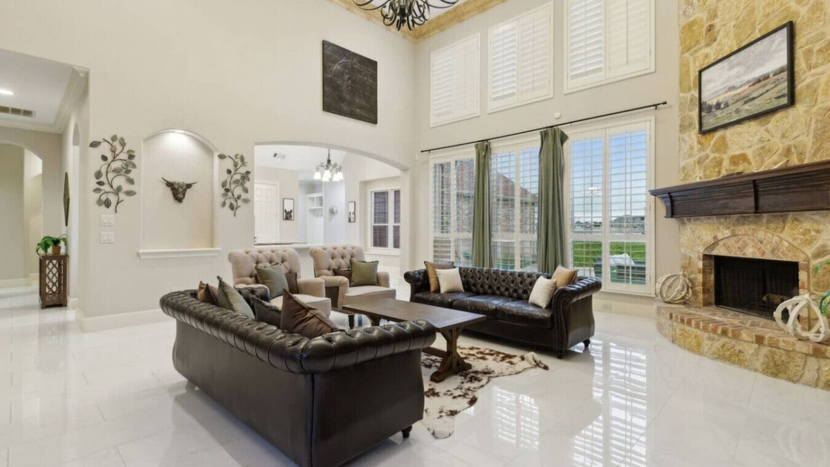 Forney House | Home W/Theater | Poker Room | Hot Tub & More