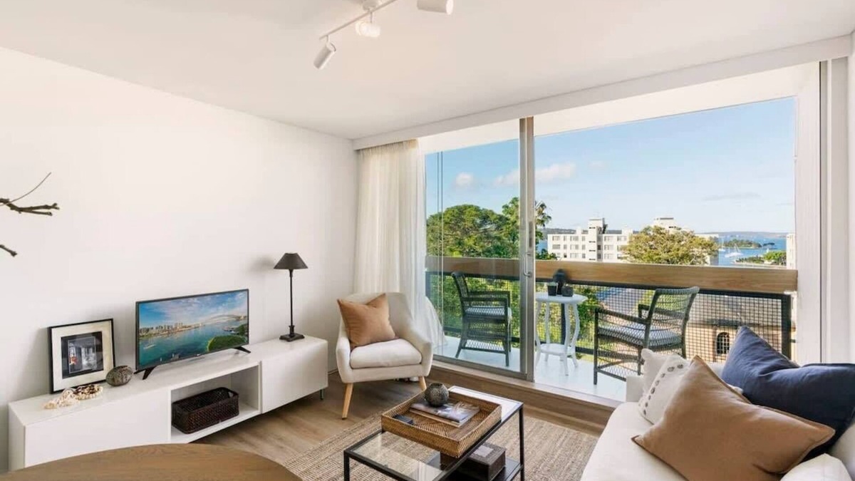 Elizabeth Bay Apartment | Home with a View + Pool and Roof Terrace Garden