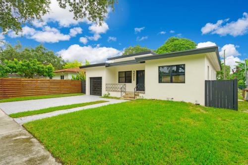 El Portal House | Home with Pool & Peacocks in Central Miami