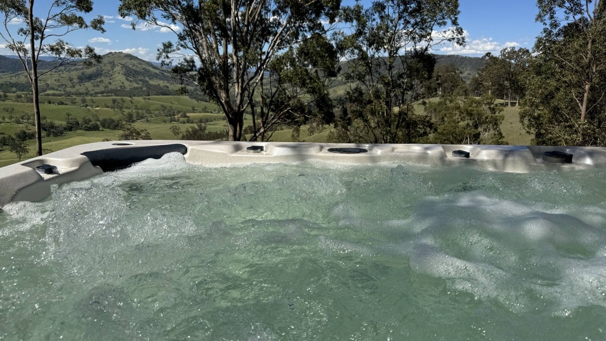Mount Rivers House | Home with stunning views in Hunter Valley. 10pp hot tub spa & Tesla charger