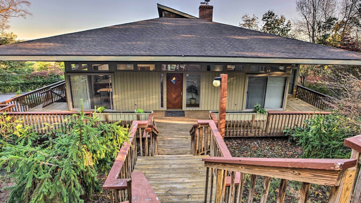 Radford House | Home with Wraparound Deck + Blue Ridge Mtn Views!