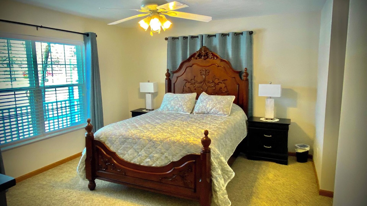Warsaw House | Homeaway Haven 3 room, 2 bathroom house in charming Warsaw with WiFi, AC.