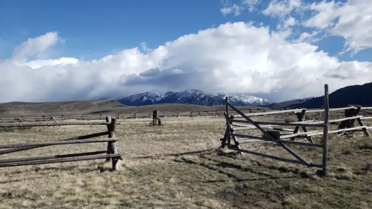 Cameron RV Rental | Homebase RV Hook-up NEXT to Yellowstone - SITE 1