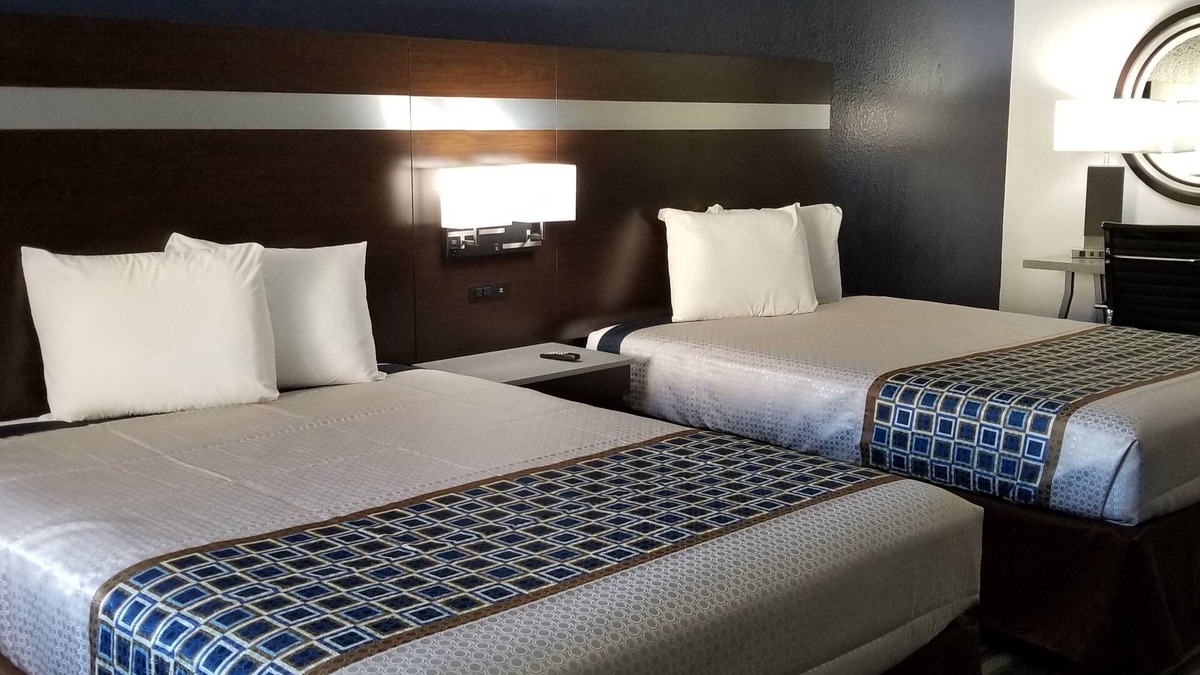 Oaks Historic District Hotel | HomeBridge Inn and Suites