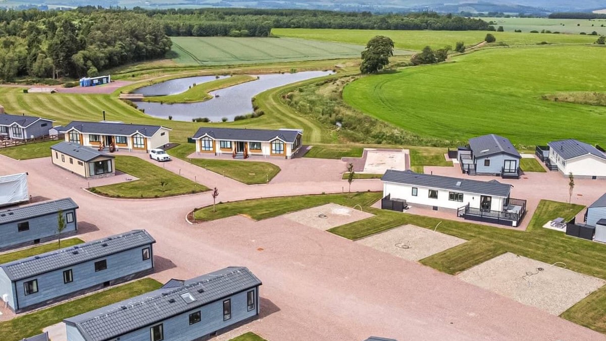 Laurencekirk Ski Chalet | Homely and stylish holiday home featuring your own private hot tub.
