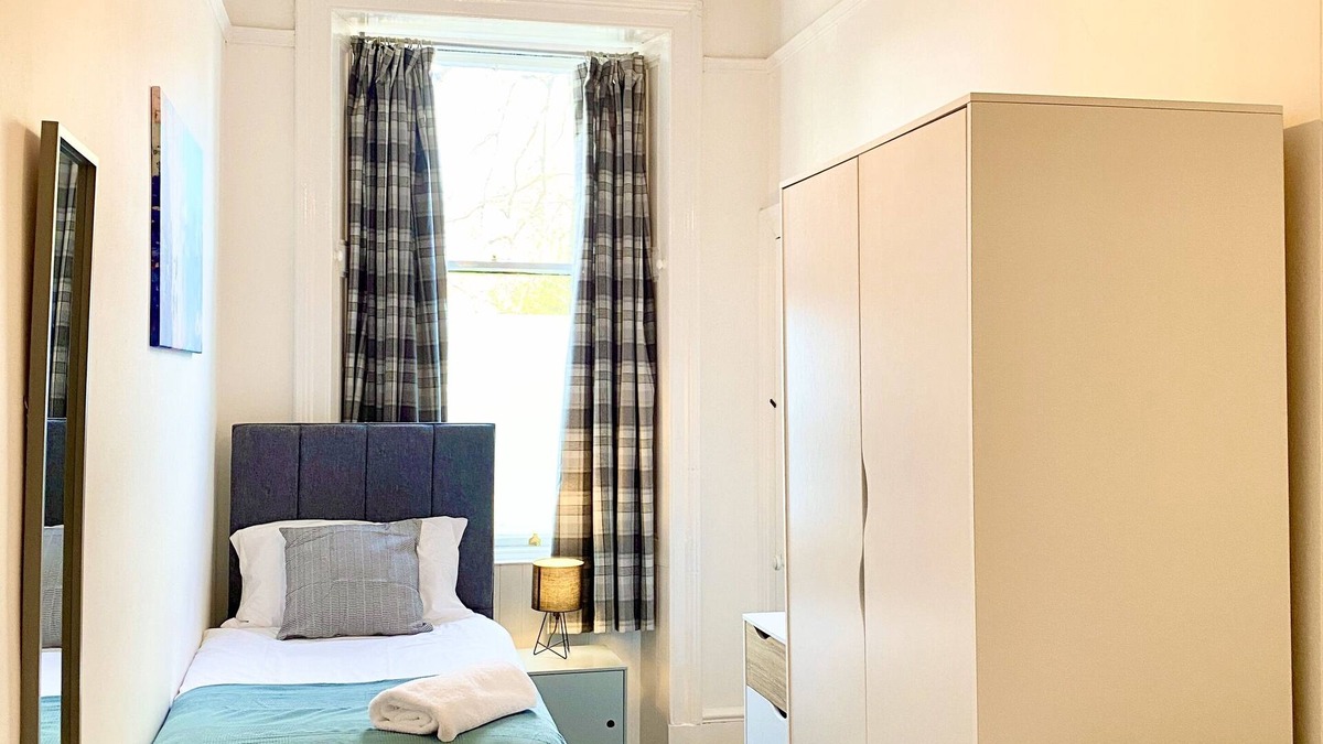 Paisley Apartment | Homely Apartment in Historic Centre