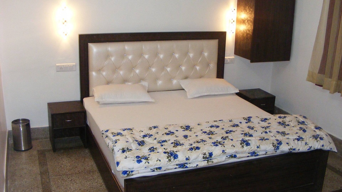 Amer Fort Road Hotel | Homely comfortable Hotel Vacation for large and small groups/families