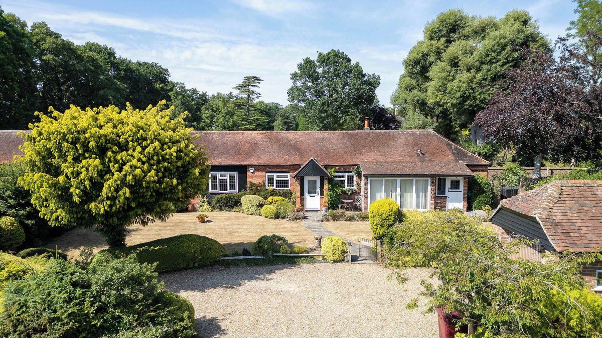 Chichester House | Homely Cottage for 6 Near Chichester & Goodwood