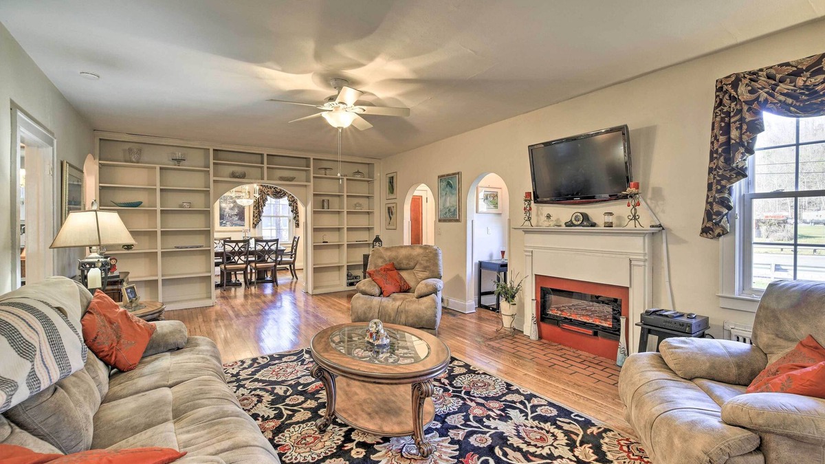 East Point House | 'Homeplace' w/Yard - 10 Mi to Jenny Wiley!