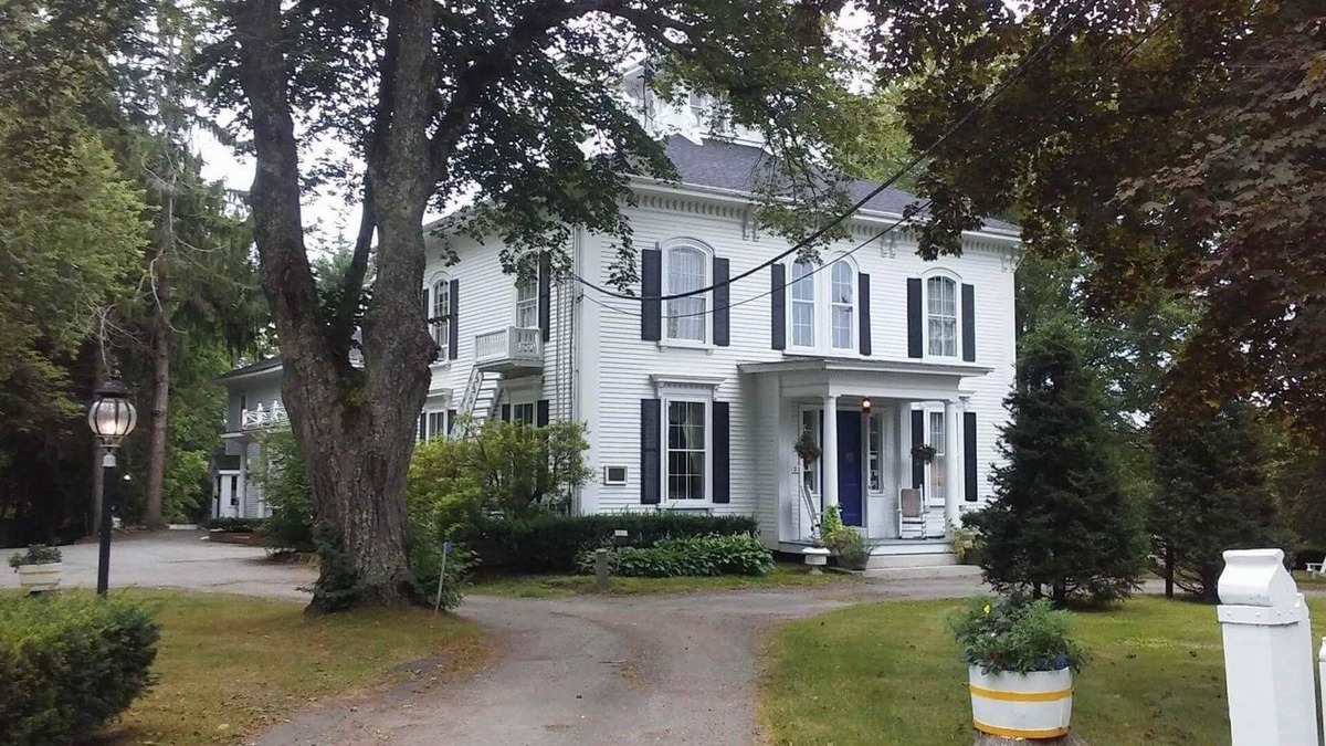 Searsport Hotel | Homeport Inn and Tavern