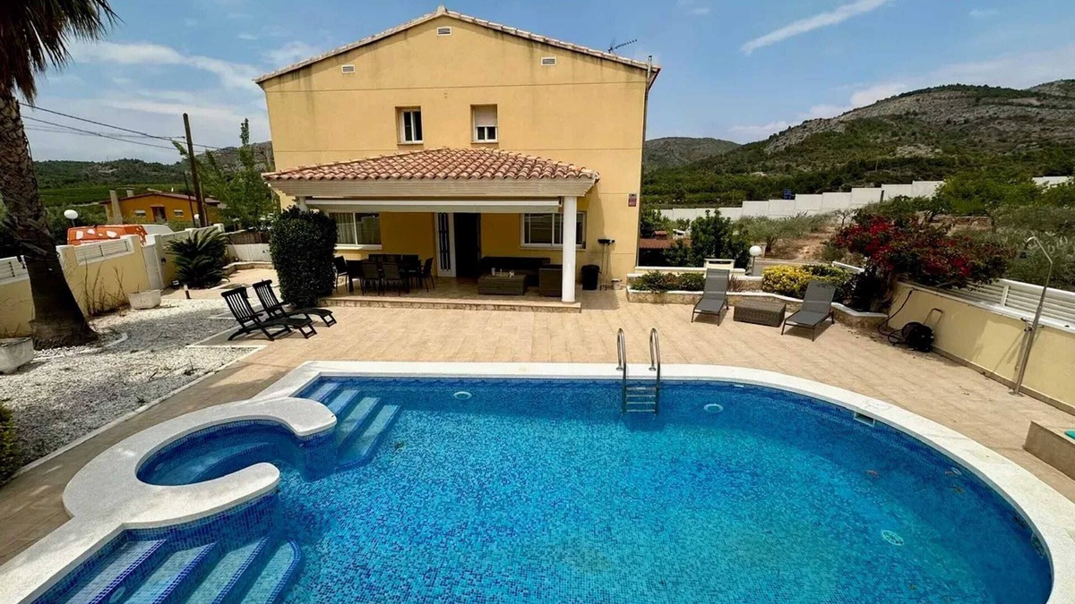 Borriol Villa | Homerez - Spacious Villa with Pool in Vall d'Umbri