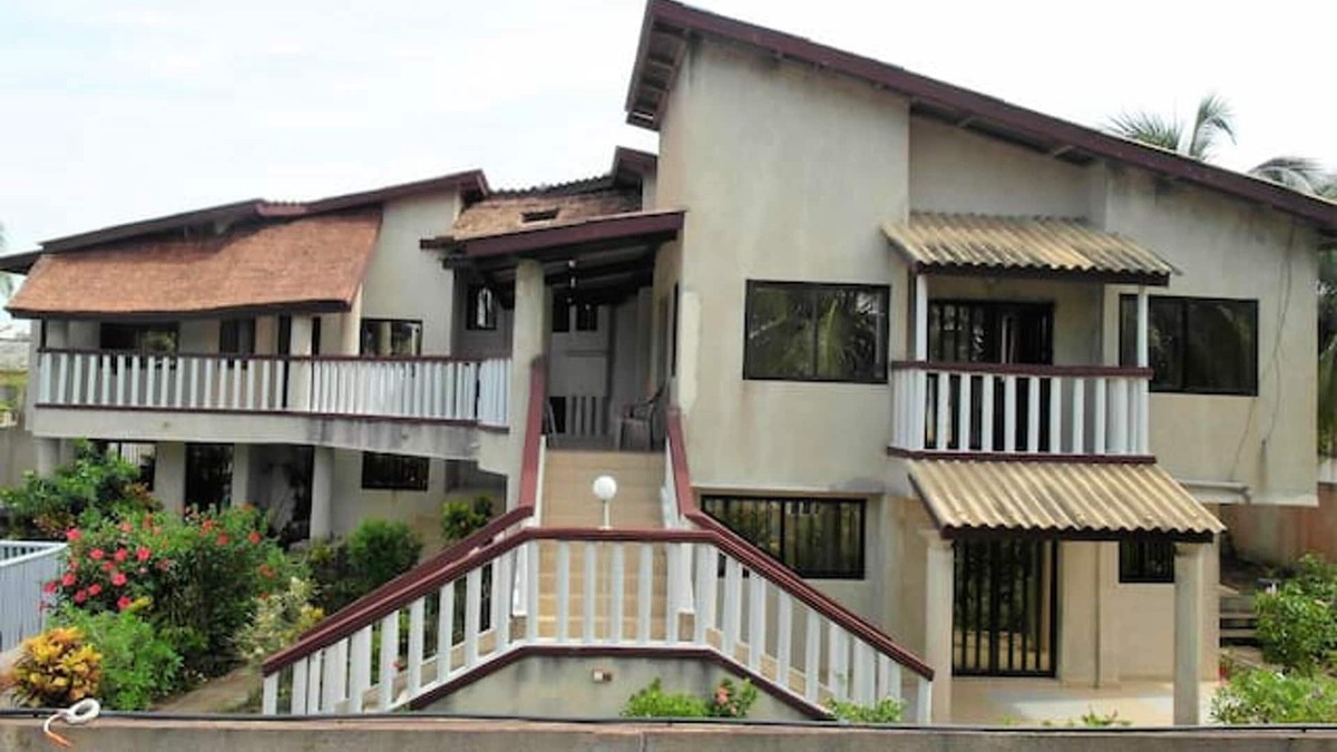 Grand Popo Apartment | Homerez - 10 m away from the beach! Appartement for 2 ppl. with shared pool