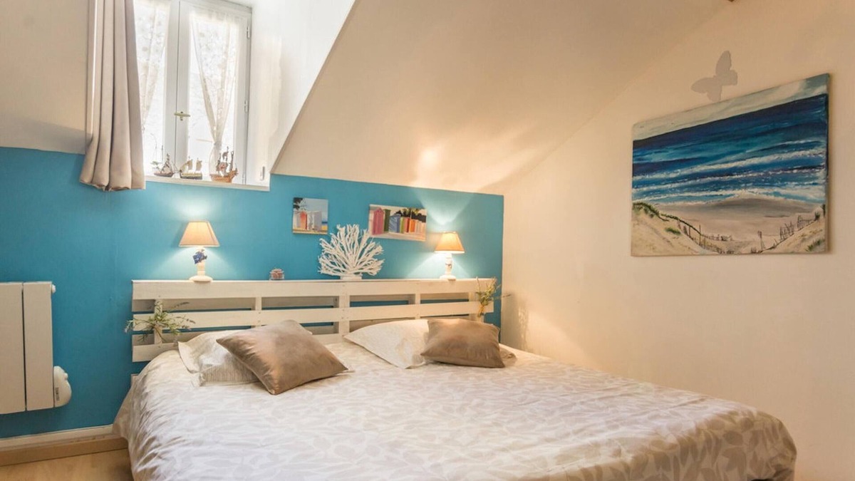 Bernieres-sur-Mer House | Homerez - 300m from the beach! House for 2 pers. in Bernieres-sur-Mer