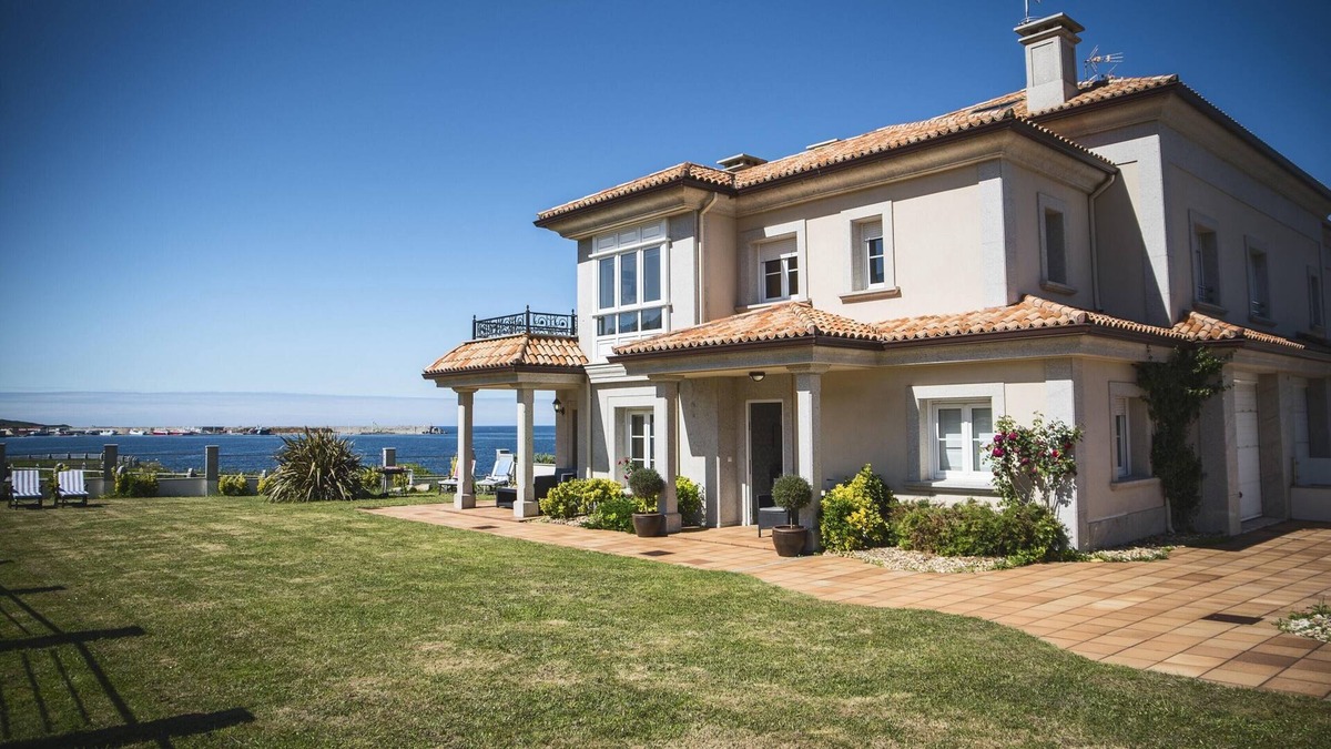 Burela House | Homerez - 80 m away from the beach! House for 8 ppl. with sea view at Burela